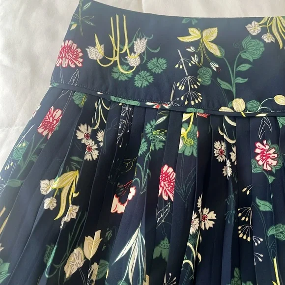 LOFT floral skirt - Picture 2 of 6